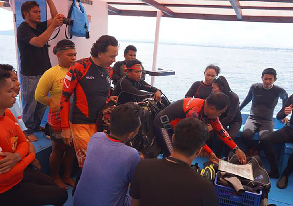 Persiapan kegiatan pemantauan karang oleh Reeformers bersama Mecedes-Benz Indonesia di Manado.